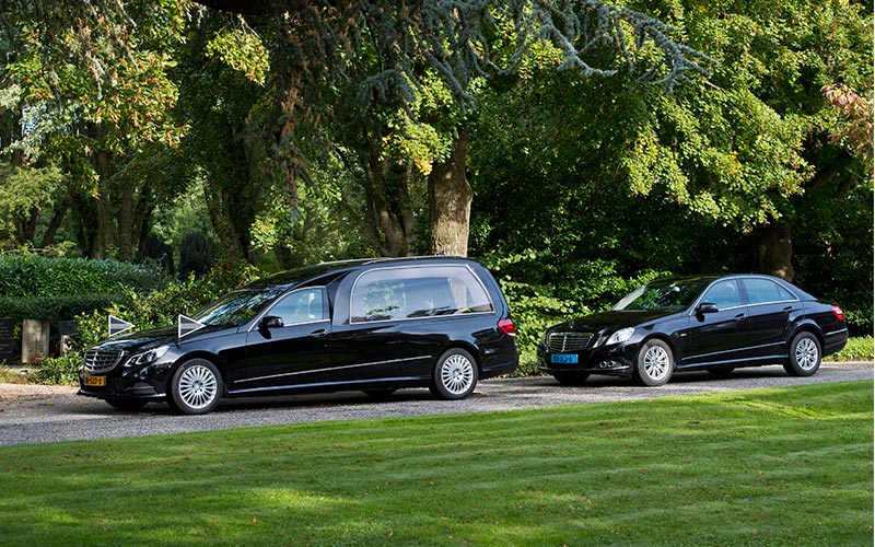 Zwarte Mercedes Volgauto – 4 persoons