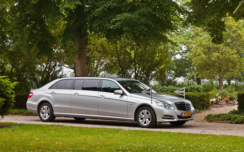 Zilvergrijze Mercedes Volgauto – 7 personen - Straver Mobility Uitvaartvervoer