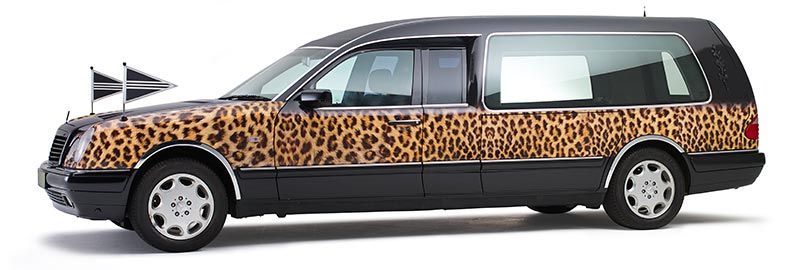 Cheetah rouwauto met luipaardprint - Straver Mobility Uitvaartvervoer