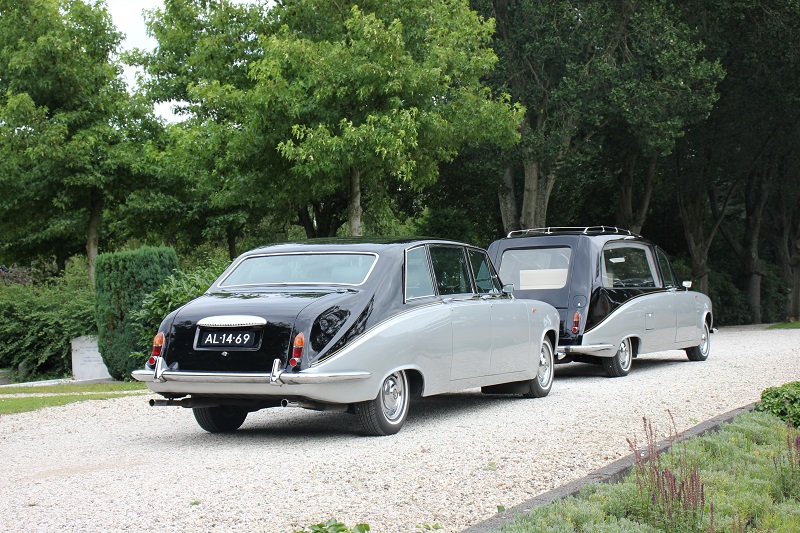 Achterkant Daimler two-tone rouwauto en volgauto